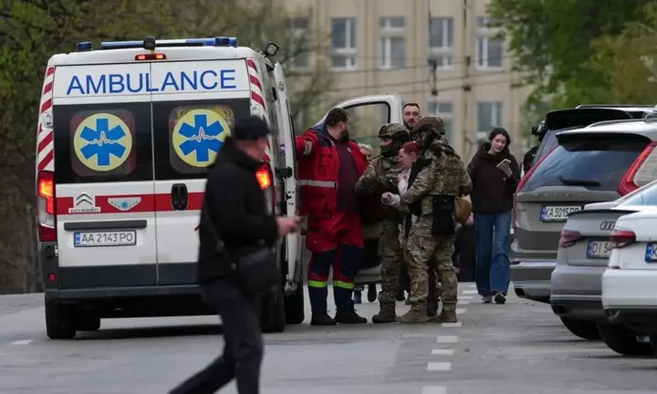 “Мене не рятуйте, допоможіть татові”: відео з бодікамер патрульних, які втекли з місця теракту