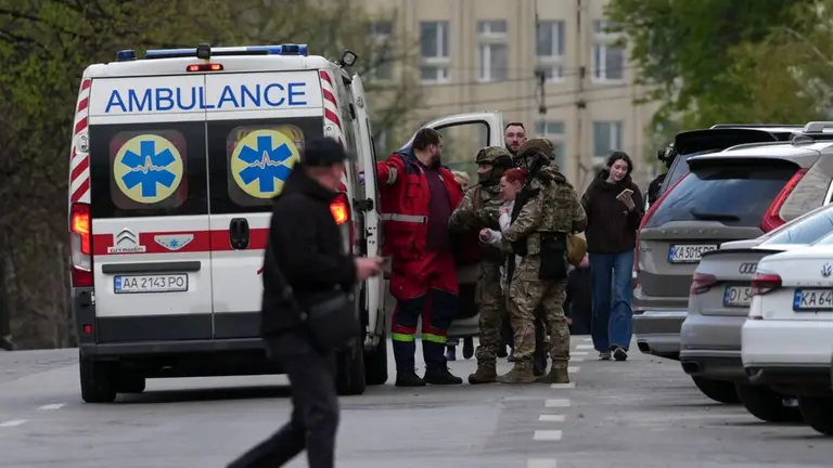 “Мене не рятуйте, допоможіть татові”: відео з бодікамер патрульних, які втекли з місця теракту