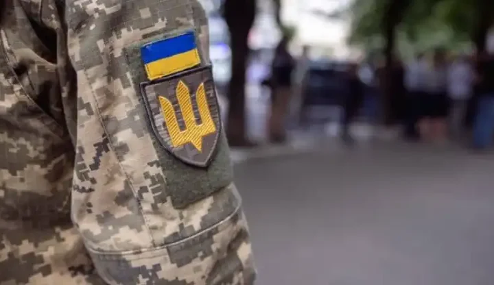 Більше 50% українців вважають, що військові мають бути поза політикою під час війни