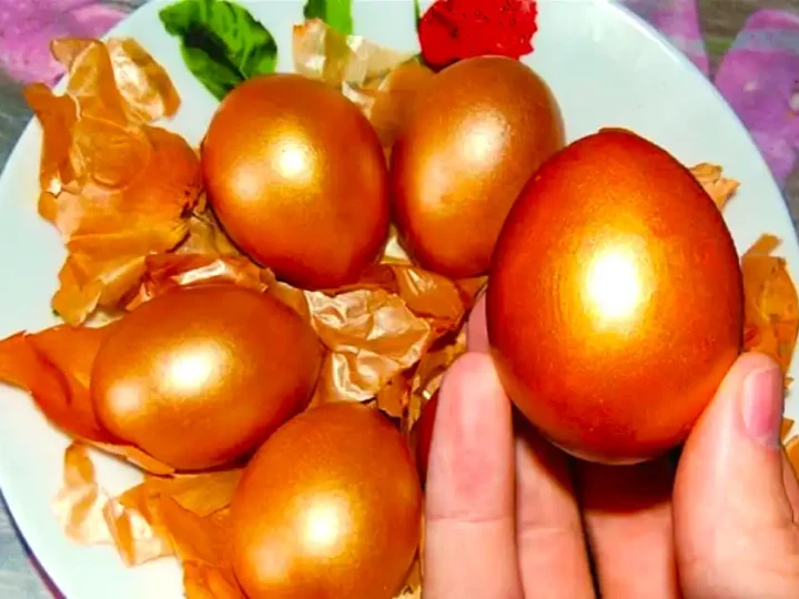 «Золоті» яйця без зайвих зусиль: простий спосіб фарбування в цибулинні з wow-ефектом