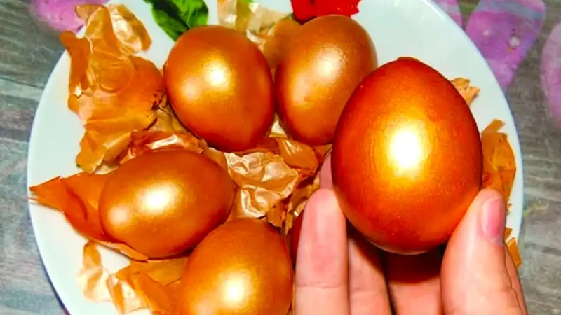 «Золоті» яйця без зайвих зусиль: простий спосіб фарбування в цибулинні з wow-ефектом