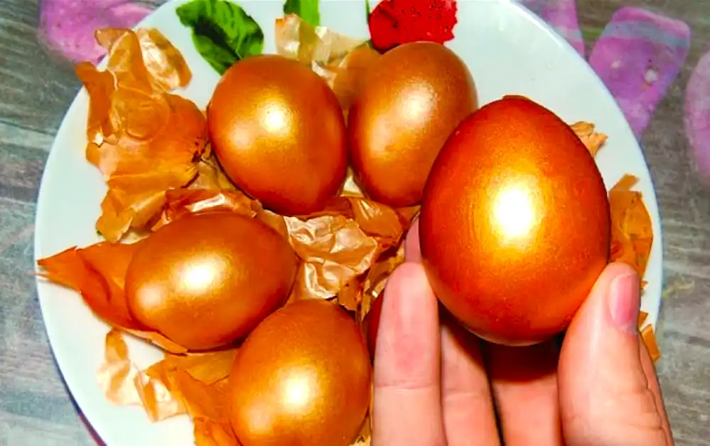 «Золоті» яйця без зайвих зусиль: простий спосіб фарбування в цибулинні з wow-ефектом