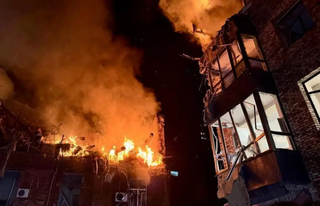 Росіяни атакували Київ та Дніпро: спалахнули пожежі, серед загиблих дитина