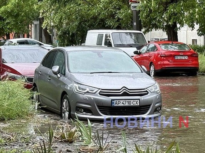 Вулиці пішли під воду, а машини “плавають” по дорозі: обласний центр України накрила негода (відео)