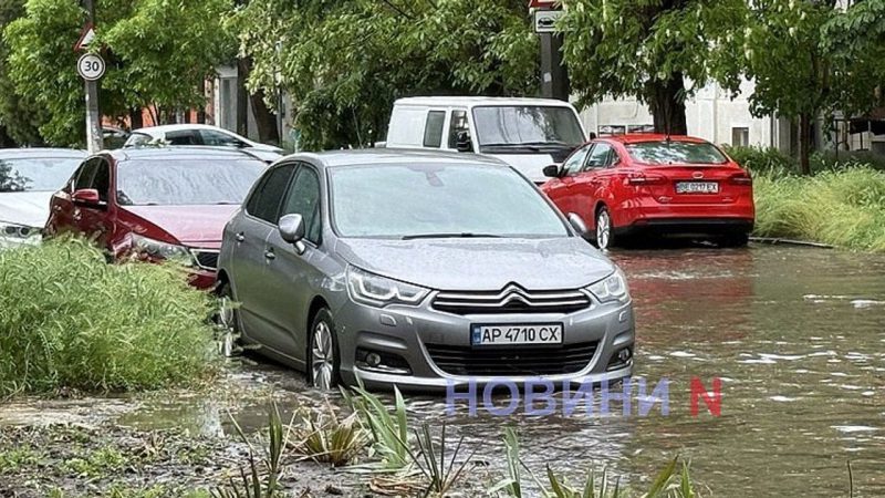 Вулиці пішли під воду, а машини “плавають” по дорозі: обласний центр України накрила негода (відео)