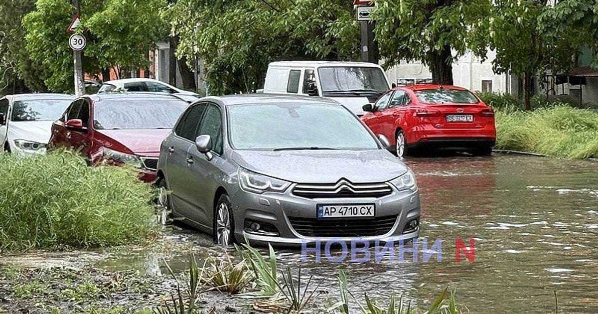 Вулиці пішли під воду, а машини “плавають” по дорозі: обласний центр України накрила негода (відео)
