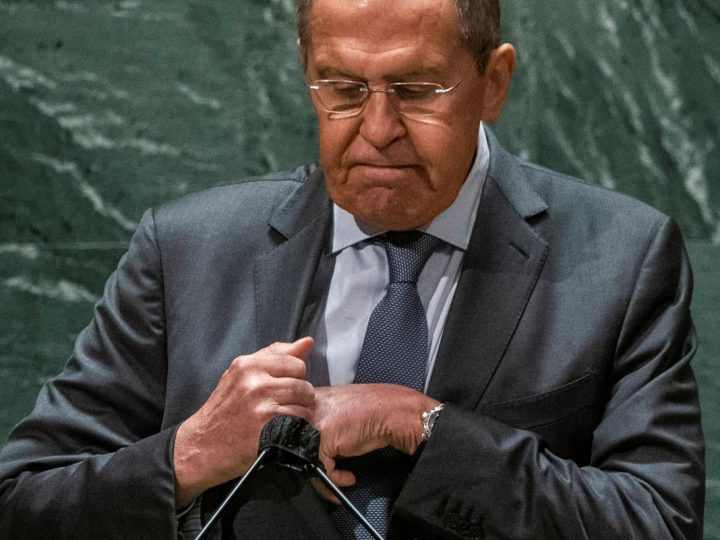 Лавров обурився, що Москві не дають вирішити долю України
