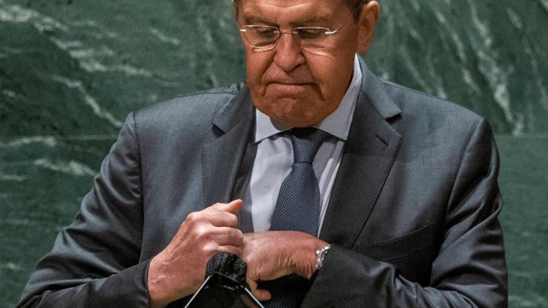 Лавров обурився, що Москві не дають вирішити долю України