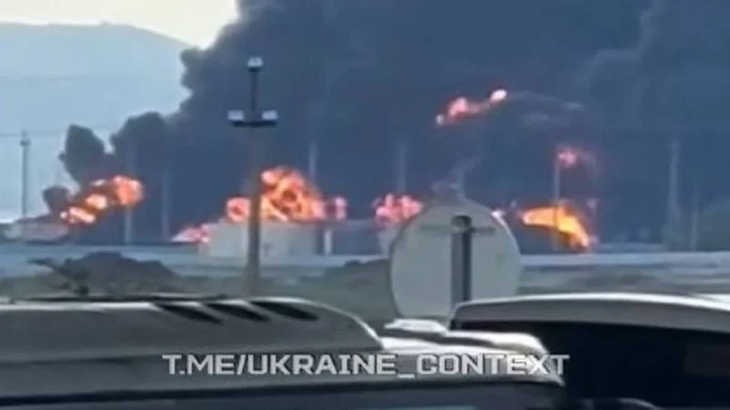 Паніка в Криму: сотні машин штурмують Керченський міст через масштабні пожежі