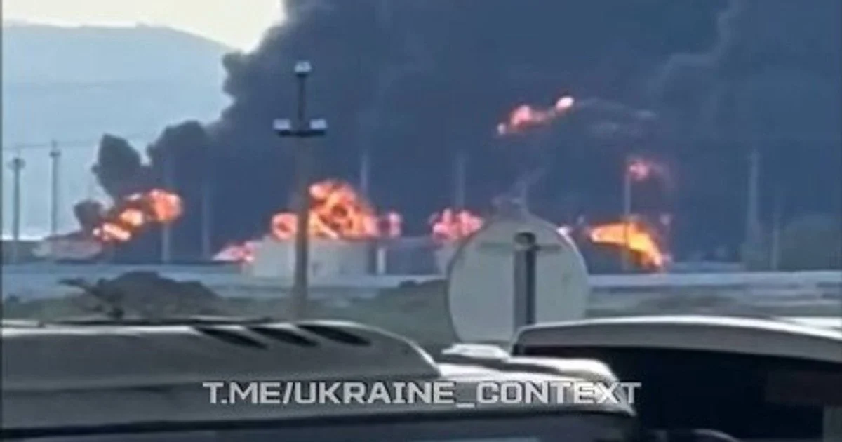 Паніка в Криму: сотні машин штурмують Керченський міст через масштабні пожежі