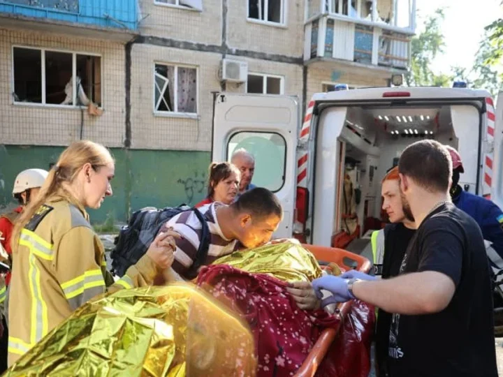 “Справжнє диво”: у Києві з-під завалів розбитого вщент будинку врятували 7 людей (відео)
