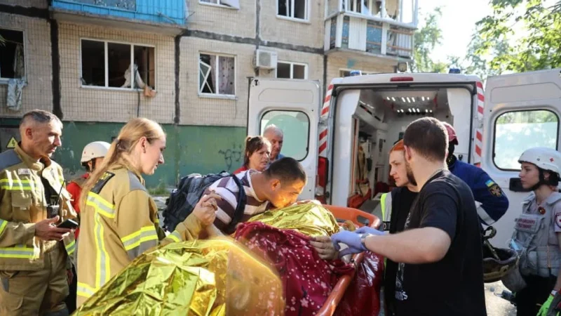 “Справжнє диво”: у Києві з-під завалів розбитого вщент будинку врятували 7 людей (відео)