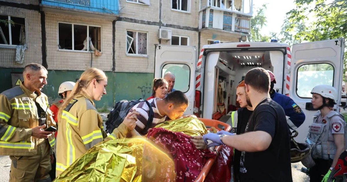“Справжнє диво”: у Києві з-під завалів розбитого вщент будинку врятували 7 людей (відео)