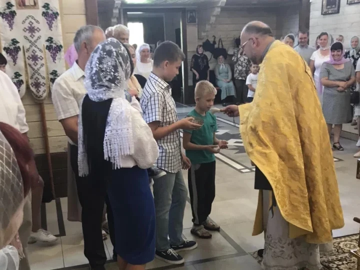 Жодних “батюшок” та “матушок”: як правильно звертатися до священника та його дружини