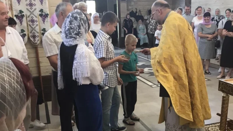 Жодних “батюшок” та “матушок”: як правильно звертатися до священника та його дружини