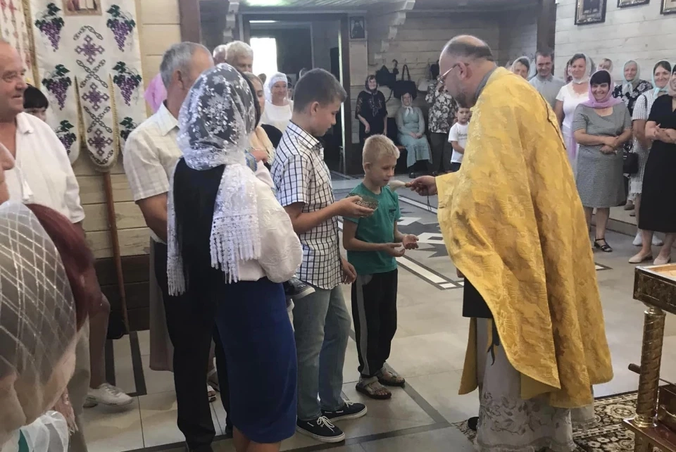 Жодних “батюшок” та “матушок”: як правильно звертатися до священника та його дружини