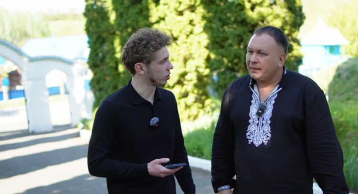 Власний павич, чан і велике господарство: зірковий священник-блогер показав, як живе (ВІДЕО)