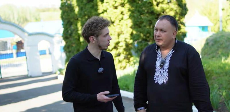 Власний павич, чан і велике господарство: зірковий священник-блогер показав, як живе (ВІДЕО)