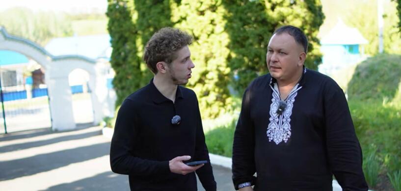 Власний павич, чан і велике господарство: зірковий священник-блогер показав, як живе (ВІДЕО)