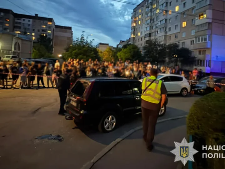 У Тернополі спалахнула масова бійка між цивільними і ТЦК: люди потрощили авто, є постраждалі (фото)