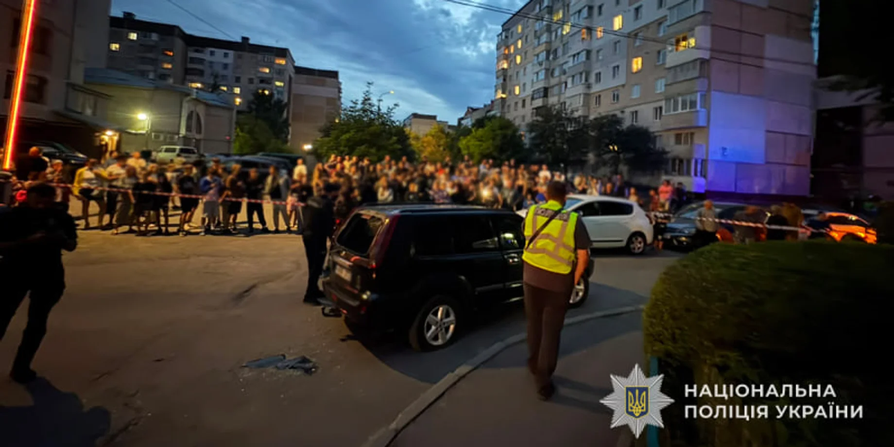 У Тернополі спалахнула масова бійка між цивільними і ТЦК: люди потрощили авто, є постраждалі (фото)