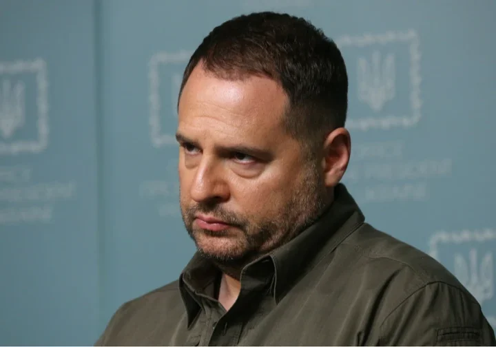 Суд змінив Єрмаку запобіжний захід та дозволив їздити по Україні “на прохання” командирів