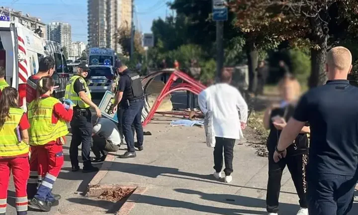 У Києві автівка влетіла у зупинку з людьми: є загиблі та постраждалі (фото)