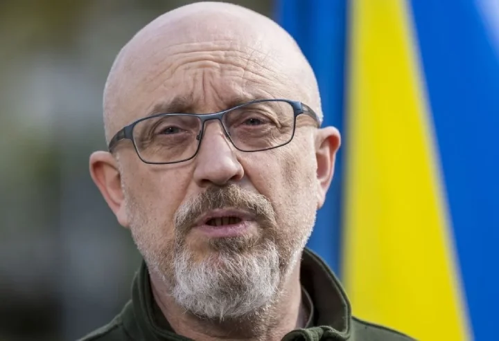 “Мобілізація всіх”: Резніков закликав відправити жінок до армії