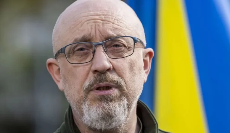 “Мобілізація всіх”: Резніков закликав відправити жінок до армії