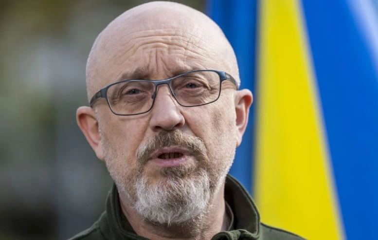“Мобілізація всіх”: Резніков закликав відправити жінок до армії