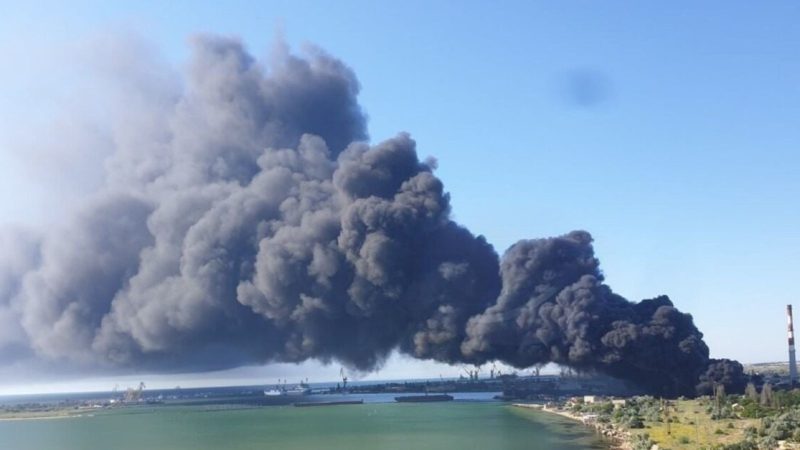 Москва в паніці через атаку дронів: аеропорти зупинилися, тривога не замовкала, горів завод