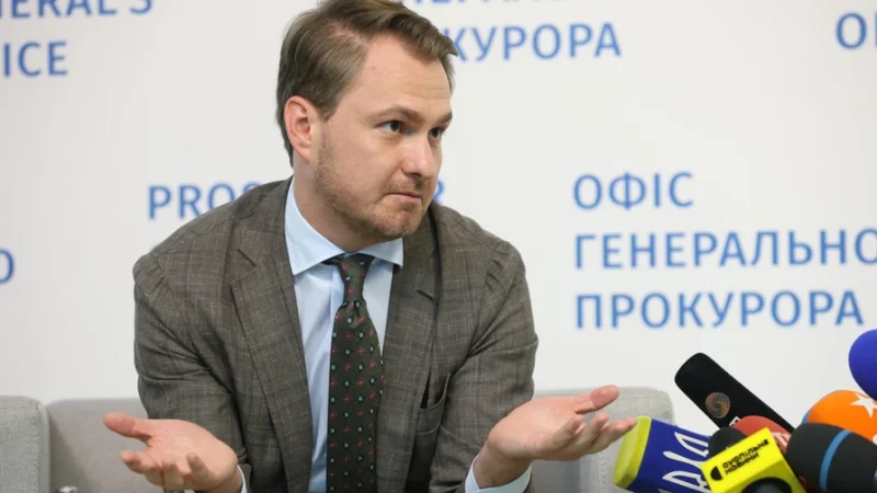 Генпрокурор Кравченко виїхав з України на службовому авто – джерела УП