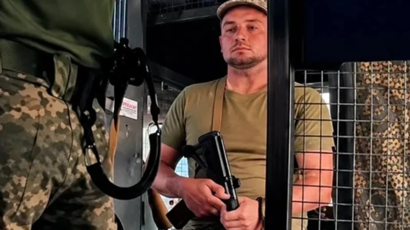 “Інакше втечуть у СЗЧ”: військовий показав автобус, яким мобілізованих везуть у навчальний центр (відео)