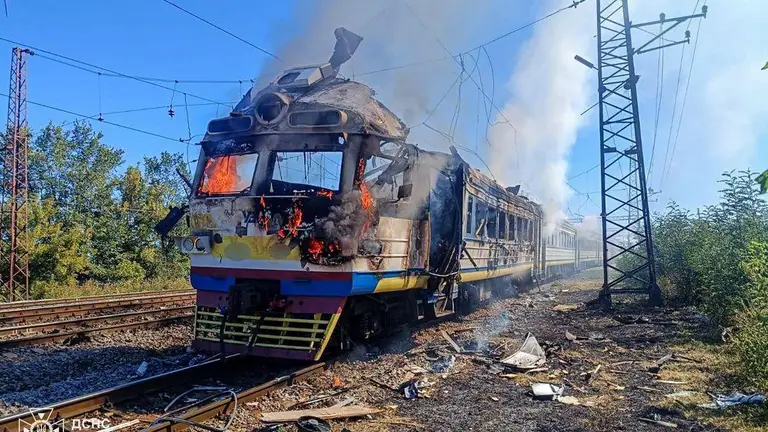 Росіяни завдали удару по електричці та будинках у Балаклії: багато загиблих
