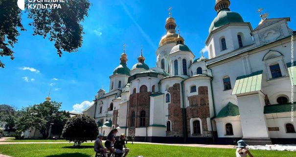 Російські терористи атакували Софію Київську (фото)