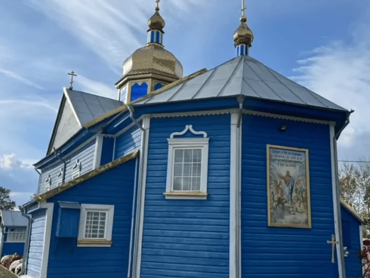 Зачинив церкву і сховався в хаті: на Волині піп Московського патріархату відмовився пустити труну воїна до храму