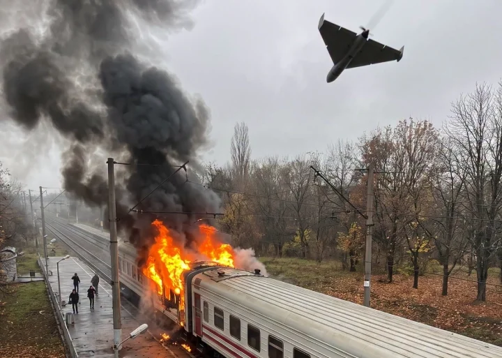 Російський дрон влучив по електропоїзду в Дніпрі: 13 загиблих, є поранені