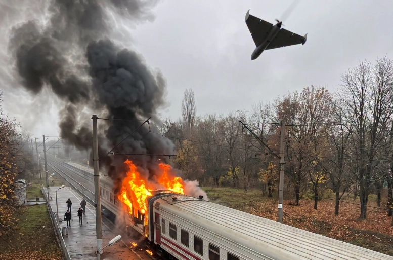 Російський дрон влучив по електропоїзду в Дніпрі: 13 загиблих, є поранені